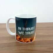 Kubek „In thrust we trust”