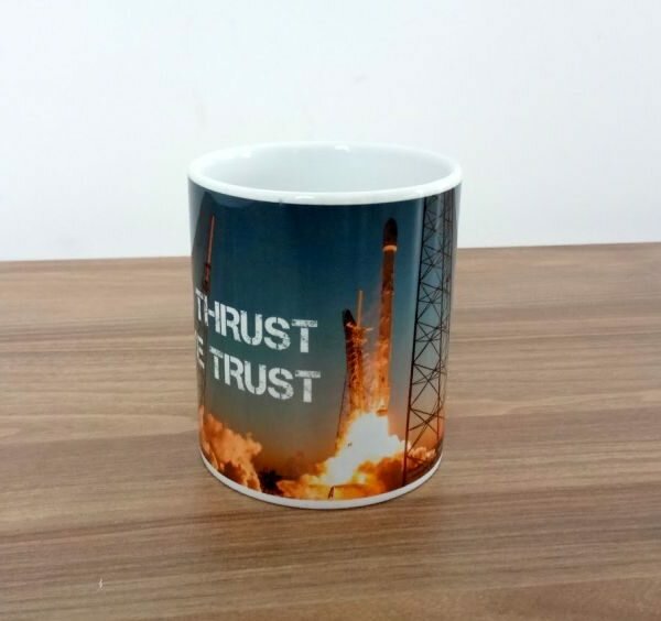 Kubek „In thrust we trust”